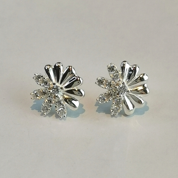 Daisy stud earrings Sterling Silver Cz 🆕 - Picture 3 of 8